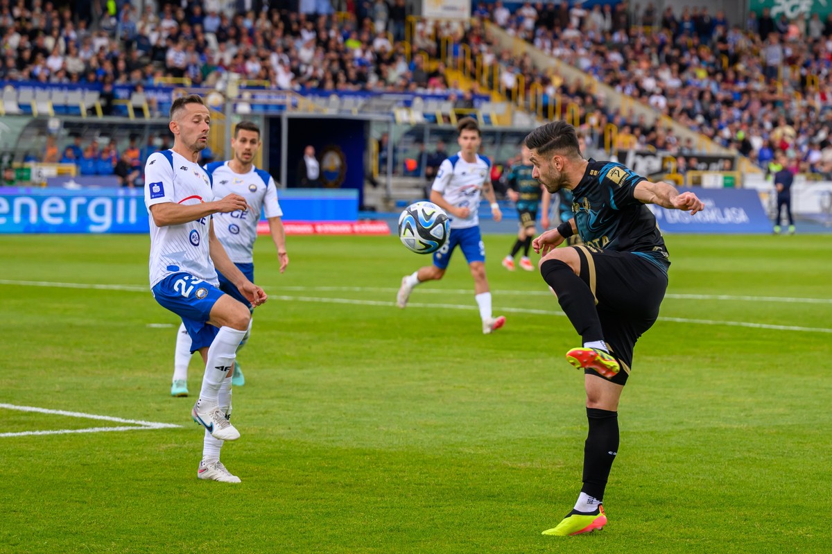 Zawodnik PGE FKS Stali Mielec Krystian Getinger (L) i Efthymis Koulouris (P) z Pogoni Szczecin w meczu 33. kolejki piłkarskiej Ekstraklasy