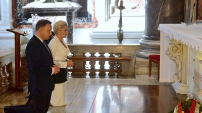 Prezydent Andrzej Duda (L) z żoną Agatą Kornhauser-Dudą (2L) podczas mszy świętej w Bazylice Świętego Piotra w Watykanie