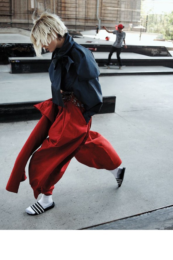 Karlie Kloss báliruhákban és papucsban az Interview magazinban!