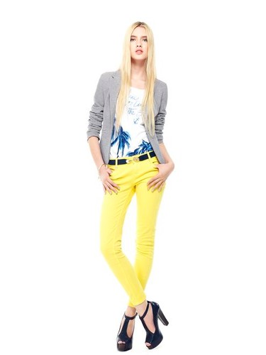 Gorące trendy: kolorowe spodnie