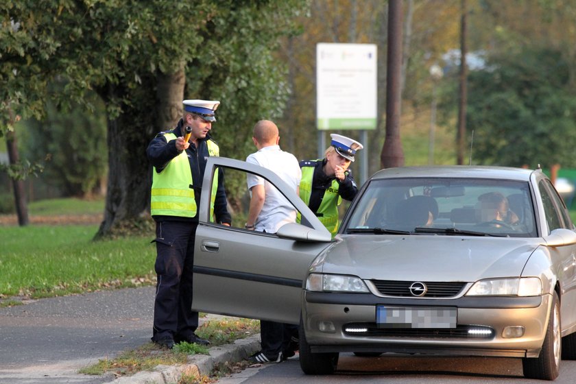 Pijany strażnik więzienny wiózł dzieci