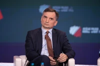 Sierakowski: wyobraźmy sobie życie Ziobry. Poranek: kawa, telefon, nerwowe scrollowanie
