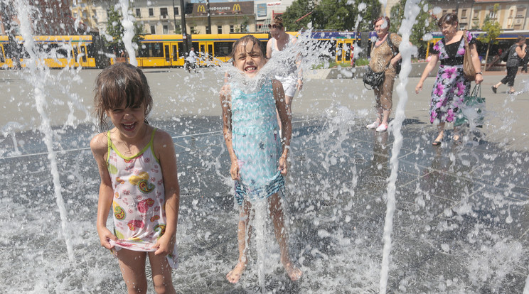 Orsolya (6, hátul) és testvére úgy döntöttek, egy utcai szökőkútban vesznek gyors
fürdőt /Fotó: Gy. Balázs Béla