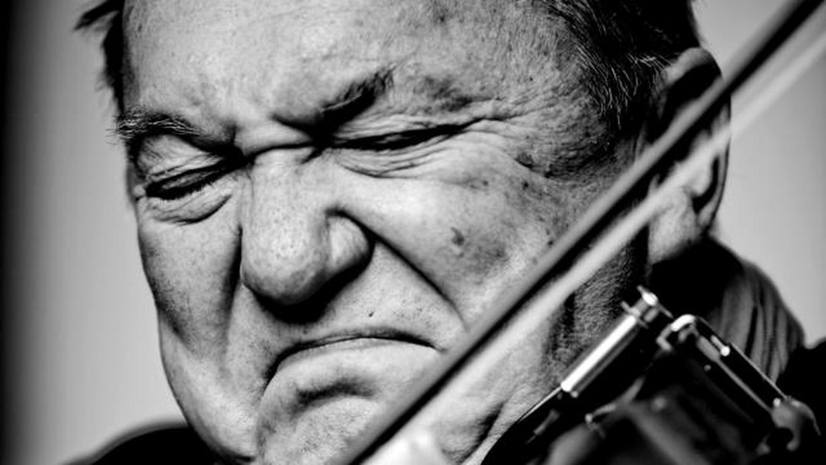 Michał Urbaniak był gościem czatu Onetu. Jazzman opowiadał o związkach mężczyzn i kobiet w USA, swojej pierwszej roli filmowej, a także o życiu za oceanem. "Amerykańskie blondynki z reguły wypinają wszystko co mają do przodu" - skomentował zachowanie kobiet w USA.