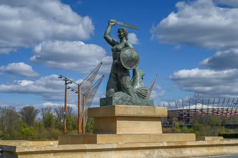 Warszawska Syrenka nad Wisłą. Tuż obok znajduje się stacja metra Centrum Nauki Kopernik