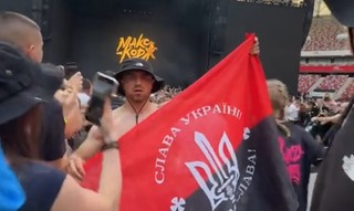 Flaga OUN-UPA na Narodowym! Tusk mówi o Putinie, Polacy się kłócą, a Ukraińców wydalają