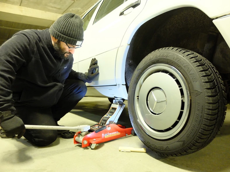 Podnośnik hydrauliczny bardzo przyspiesza np. samodzielną wymianę kół