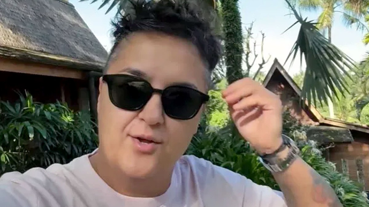 SVE PRŠTI OD HEDONIZMA! Zavirite na odmor Marije Šerifović: Pokazala u kakvom raju uživa, a evo šta se sve nalazi NA NJENOM STOLU na samoj plaži (FOTO)