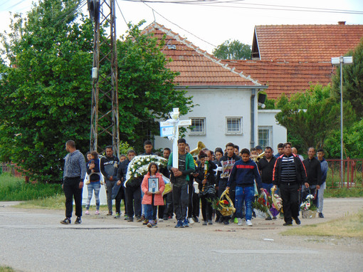 Pogrebna povorka sa kov;egom nastradalog dečaka na raskrsnici na kojoj je nastradao