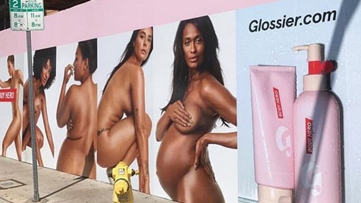 Amerykańska marka "Glossier" produkująca kosmetyki cenione przez wizażystów na całym świecie prężnie działa również w mediach społecznościowych. W swoich niezwykłych kampaniach promuje ruch "body positive", który zachęca do myślenia o sobie jak najlepiej.