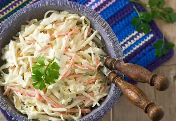 Coleslaw - najpopularniejsza z surówek, którą zrobisz w domu