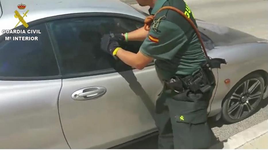 A rendőr hirtelen a kocsihoz lép, majd betöri az üveget, mert bent valami szörnyű dolgot lát (videó).