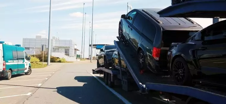 Kierowca tej lawety pewnie myślał, że uda mu się przejechać