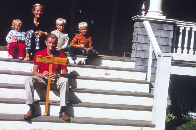 Rodzina Brzezińskich, przełom lat 60 i 70. W drugim rzędzie od lewej Mika, Emilie, Mark i Ian. Z przodu Zbigniew