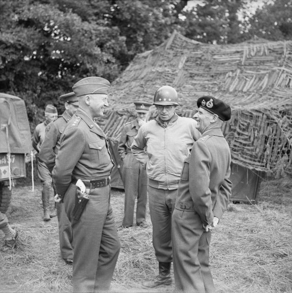 Pogawędka generalicji. George Patton, Omar Bradley i Bernard Law Montgomery (7 lipca 1944, domena publiczna).