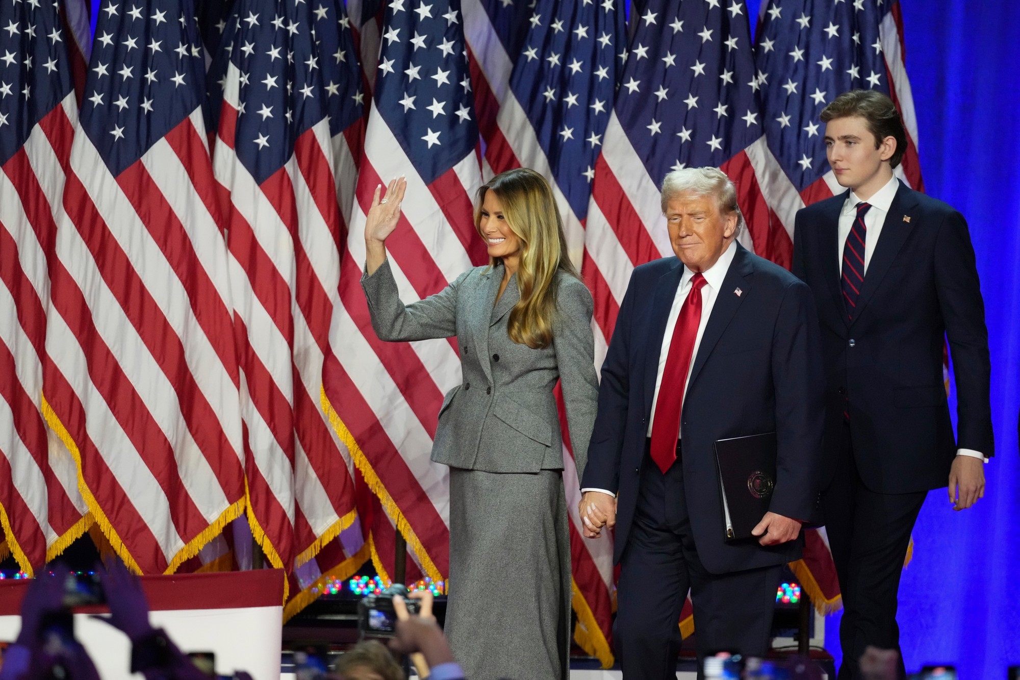 Donald Trump, jeho manželka Melania Trump a syn.