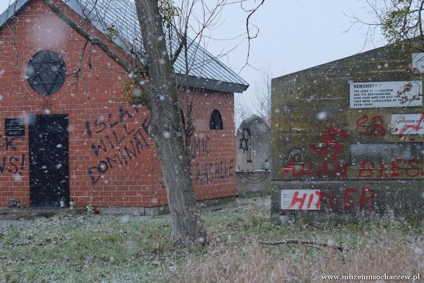 Zdewastowany cmentarz żydowski w Sochaczewie