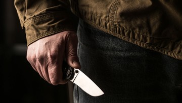 Kiedy dochodzi do przekroczenia granicy obrony koniecznej? Sąd: Pięć ciosów nożem to za dużo