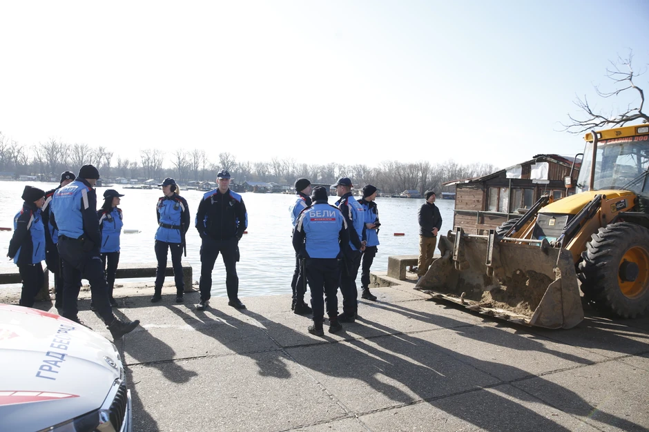 Komunalna milicija na licu mesta, bager spreman