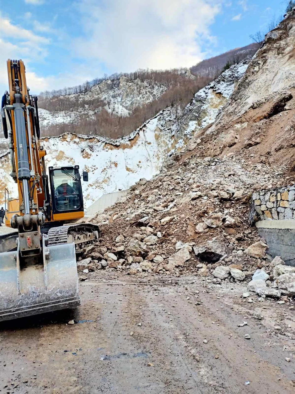 Putari u subotu uklonili preko 5.000 kubika materijala koji se obrušio na put