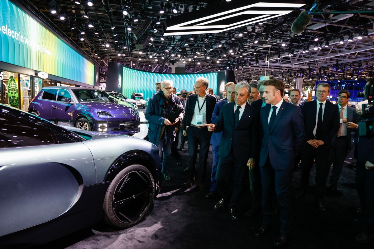 Prezydent Francji Emmanuel Macron i Luca de Meo, szef Grupy Renault
