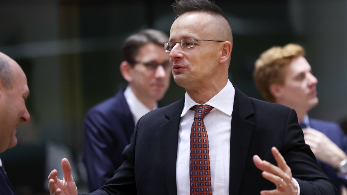 Węgry nie będą angażować się w dostawy broni do Ukrainy, ale nie zablokują decyzji o wysyłaniu jej przez inne państwa Unii Europejskiej – oświadczył w poniedziałek w Brukseli minister spraw zagranicznych Węgier Peter Szijjarto.