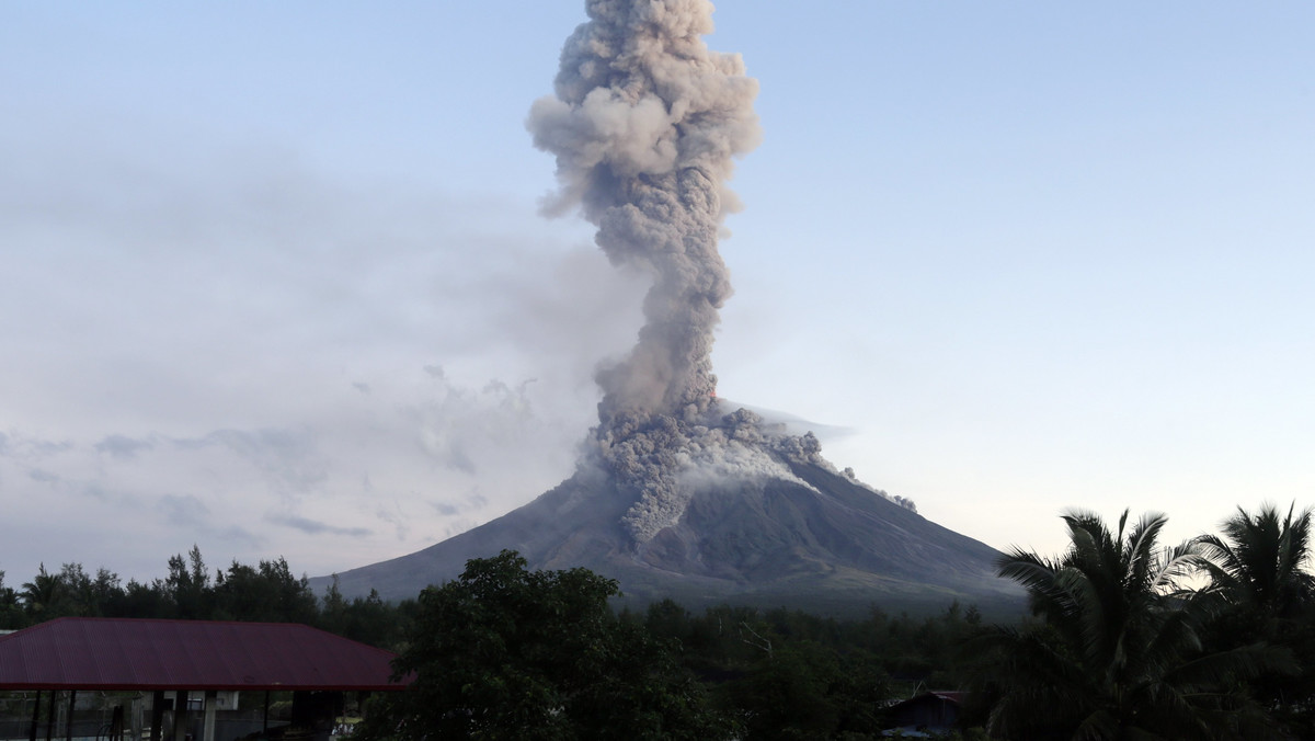 epa06469031 - PHILIPPINES MAYON VOLCANO (Erupting Mayon volcano in Albay province)