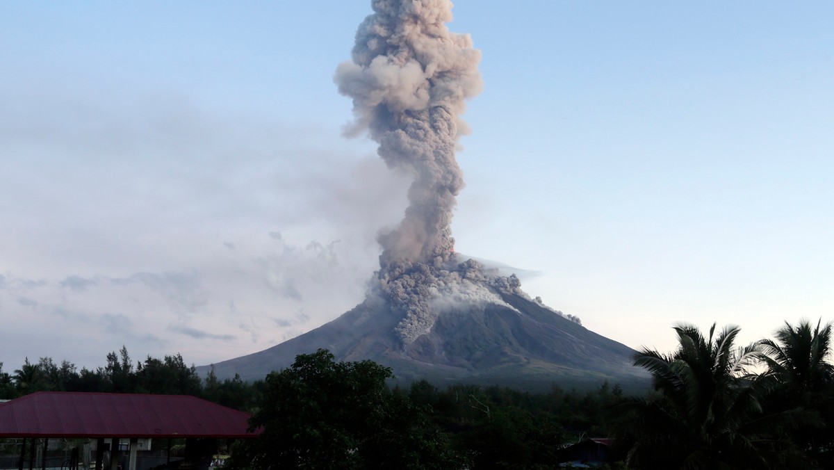 epa06469031 - PHILIPPINES MAYON VOLCANO (Erupting Mayon volcano in Albay province)