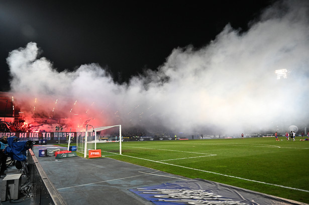 Dym z rac podczas meczu piłkarskiej Ekstraklasy: PGE FKS Stal Mielec - Raków Częstochowa