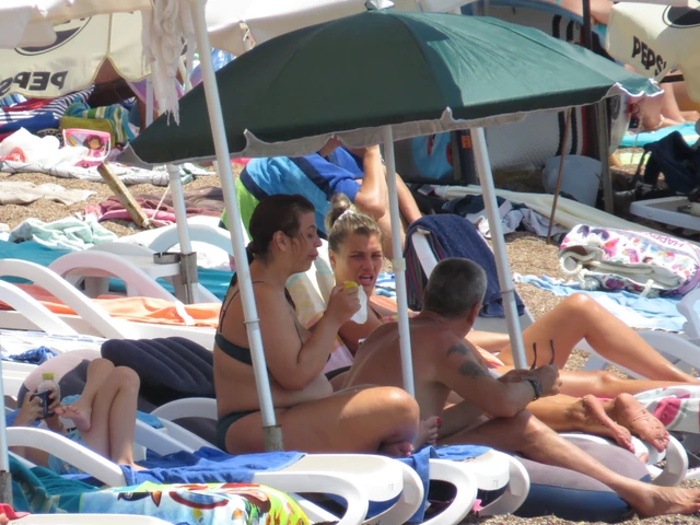 KULIĆI ZAJEDNO NA LETOVANJU: Miljana samo naručuje na plaži, Siniša PRIDRŽAVA UNUKA Željka u vodi, a svima pažnju privukla lepa SESTRA Tijana (VIDEO)