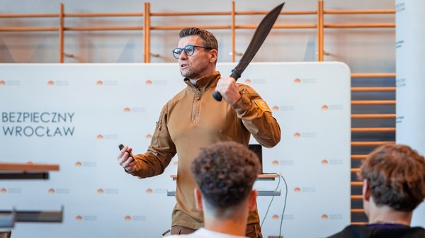 Uczniowie przeszli przez realistyczne symulacje i scenariusze kryzysowe. Od reakcji na intruza, przez alarm dronowy, po udzielanie pierwszej pomocy. 