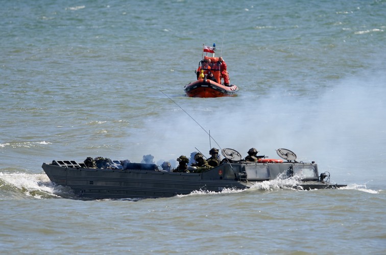 Na plaży w Ustce wylądowało ok. 600 żołnierzy kilku krajów. Wśród nich byli desantowcy ze Szwecji, Finlandii, Wielkiej Brytanii i USA. <br><br>fot.  (aw/cat) PAP/Adam Warżawa