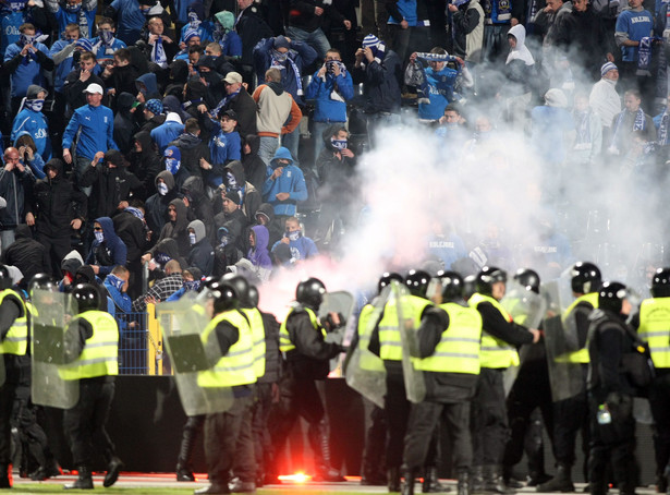 Smutny koniec Pucharu Polski. Zobacz, jak kibole zdemolowali stadion