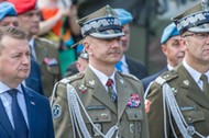 Mariusz Błaszczak, gen. broni Rajmund Andrzejczak i gen. dywizji Tomasz Piotrowski podczas Centralnych Obchodów Dnia Weterana Poza Granicami Państwa w Rzeszowie. 2 czerwca 2019 r.