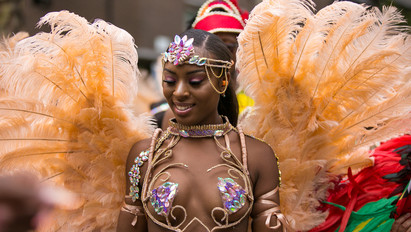 Pucérkodás és késelés: nem keveset mutattak magukból a hölgyek a balhék karneválján – fotók (18+)