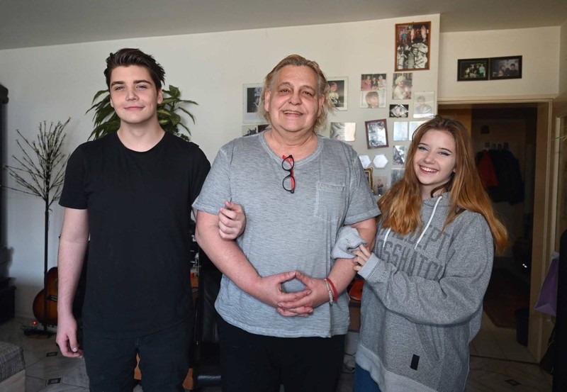 Rácz Károly (középen) örökbe fogadott gyermekeivel, a 17 éves Dániellel és a 14 éves Fannyval, boldogságukat kettétörte a váratlan tragédia