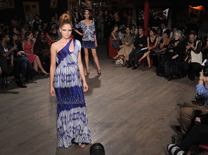 Uczestniczki Top Model na wybiegu: Olga i Ania (w tle)