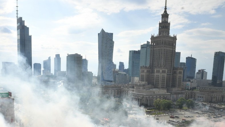 Marsz Powstania Warszawskiego 2022 w godzinę "W" na rondzie Dmowskiego w Warszawie