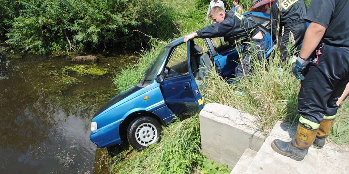 Utopili się w aucie