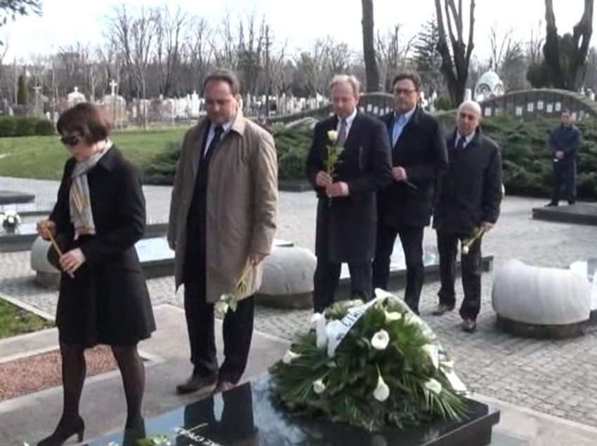 Članovi vlade Zorana Đinđića polažu vence na njegov grob u Aleji zaslužnih građana na Novom groblju u Beogradu