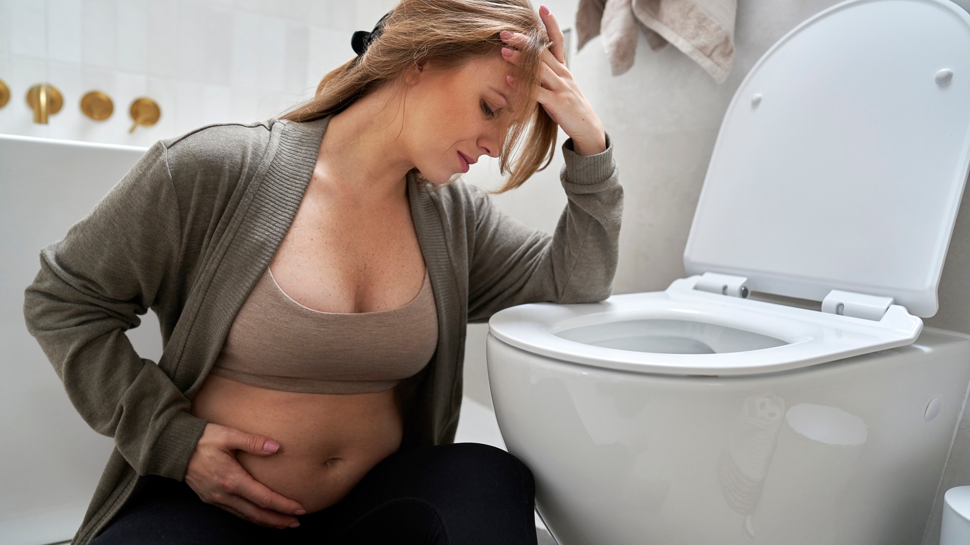 Hyperemesis gravidarum, alebo ťažká forma tehotenskej nevoľnosti nemá len fyzické dopady - hovoríme o nevoľnosti, ktorá sa vymyká "normálu", teda žena dokáže zvracať aj 50-krát za deň, neudrží v sebe tekutiny ani jedlo a často skončí v nemocnici