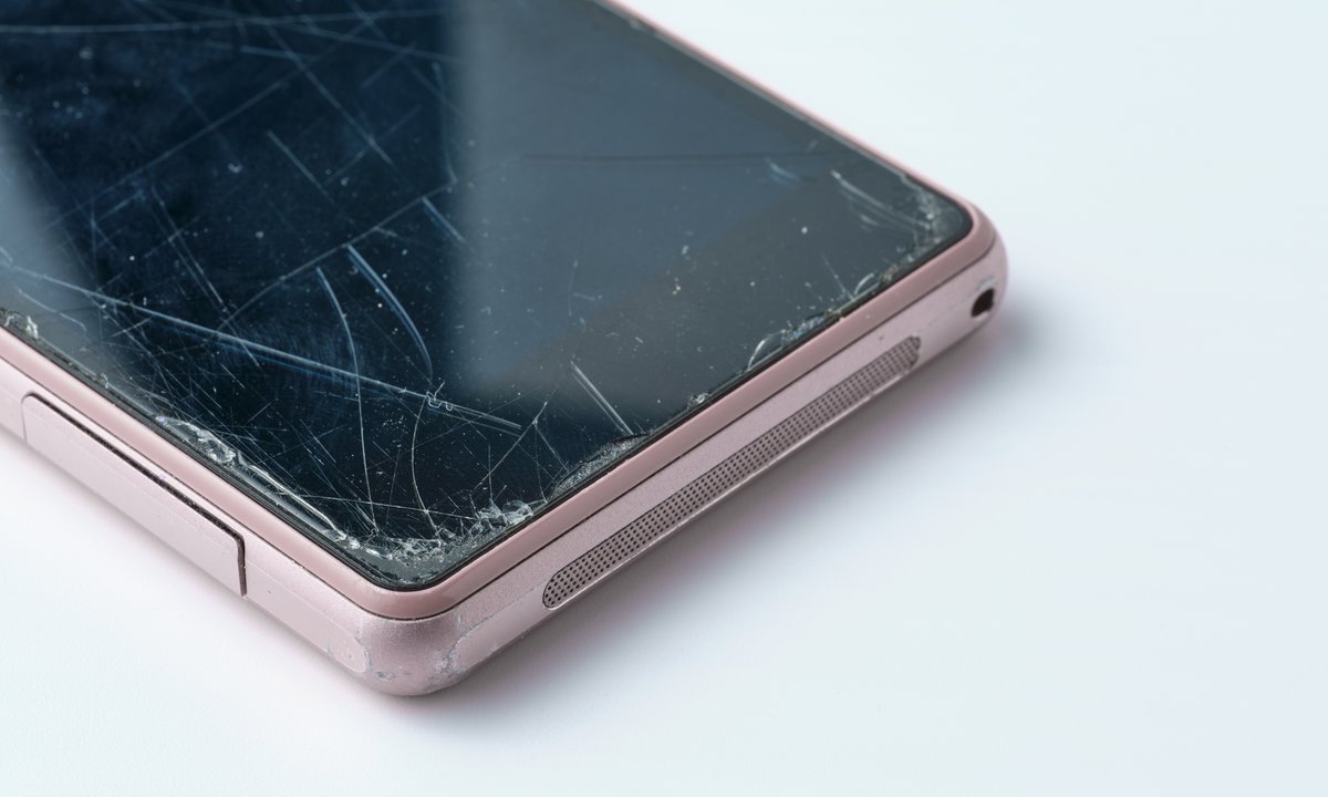 Osoby, które chodzą ze zbitą szybką telefonu, mają wspólną cechę. Psychologia wyjaśnia