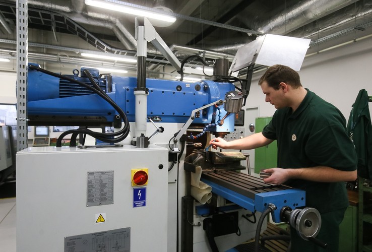 'Jesteśmy liderem technologicznym w branży menniczej na świecie. Dysponujemy ponad 100 technikami monetarnymi i jako jedyna mennica na świecie produkujemy monety trójwymiarowe' - podkreślił Rutkowski.
<br>
Mennica Polska jest czołowym producentem monet i numizmatów w Polsce i Europie. Realizuje również inwestycje deweloperskie w Warszawie. Akcje spółki są notowane na GPW od kwietnia 1998 r.