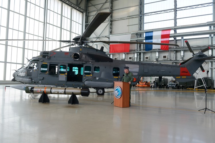 Średnica wirnika wynosi 16 m.  EC-725 Caracal może latać na wysokości do 6 tys. m.<br><br>fot.  (jk/mr) PAP/Jakub Kaczmarczyk