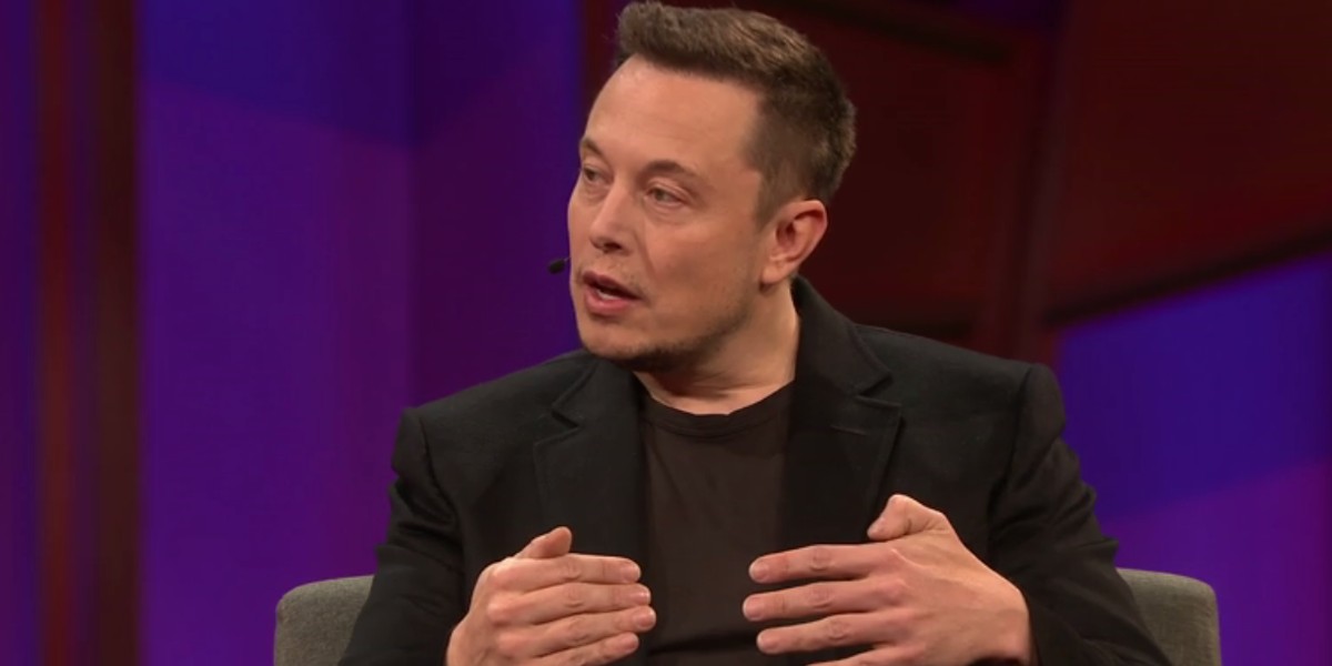 Elon Musk podczas rozmowy na scenie TED w Vancouver 