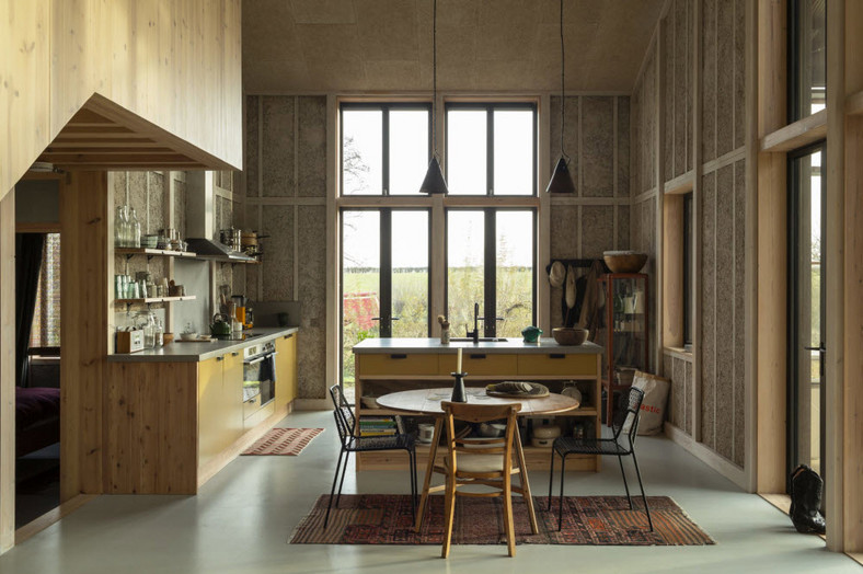 Flat House, Margent Farm, Wielka Brytania – wnętrze domu z paneli drewniano-konopnych. Zdjęcie: Oskar Proctor/materiały prasowe Practice Architecture