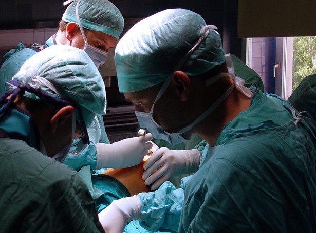 Krakowscy chirurdzy przeprowadzili nowatorską operację kręgosłupa