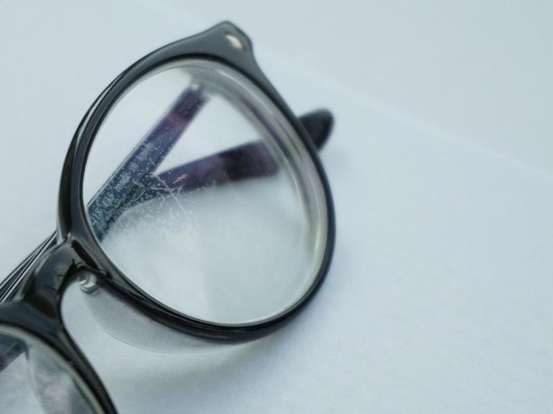 Jak usunąć rysy z okularów? Sprawdzone sposoby na porysowane szkła
