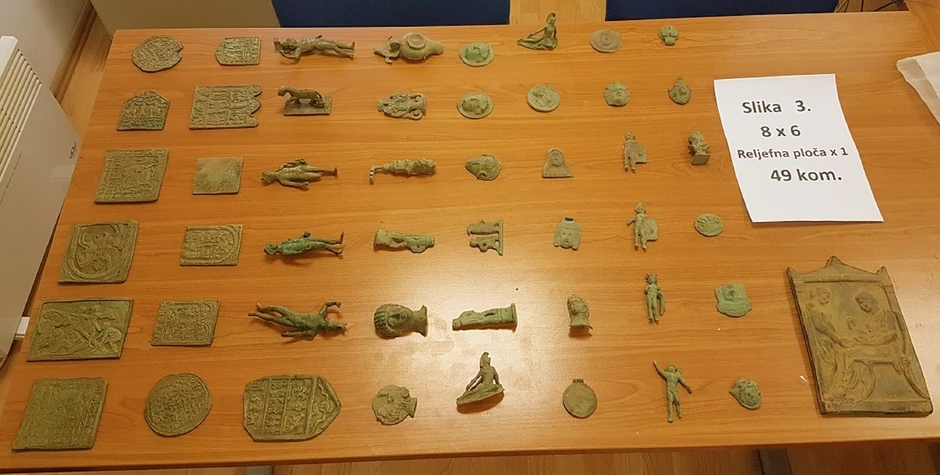 Među zaplenjenim predmetima i vredni komadi iz Starog Rima, praistorije...