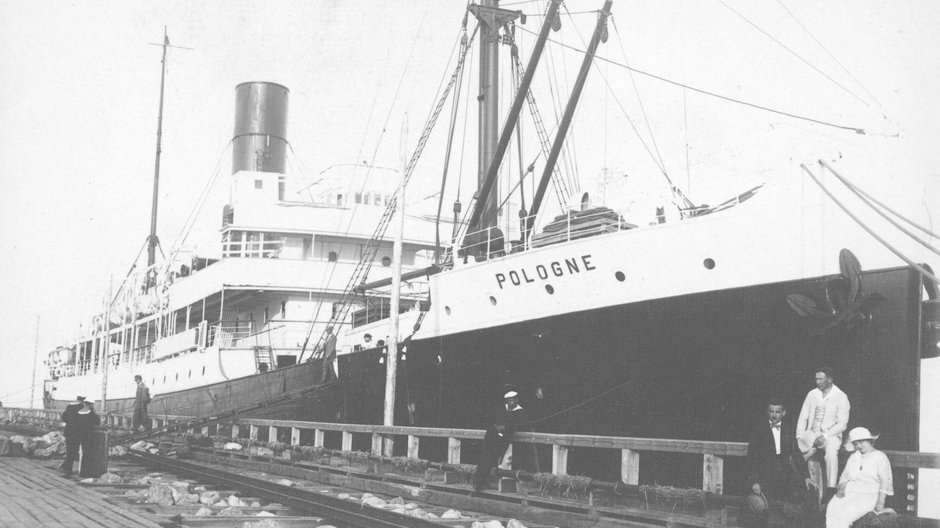 Statek pasażerski "Pologne" stojący przy drewnianym molo